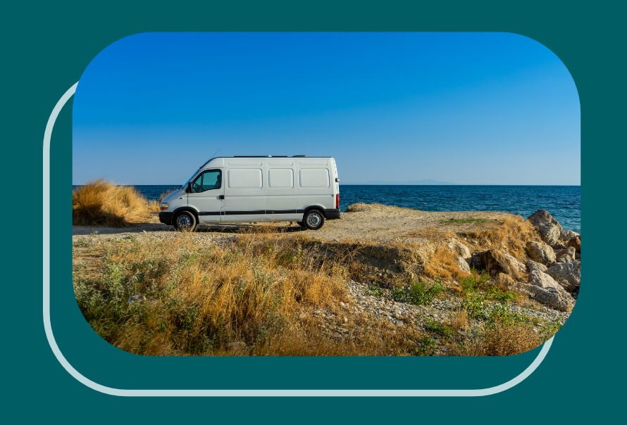 Camion Renault Master Transports Beltrando en livraison de meubles à Aubagne